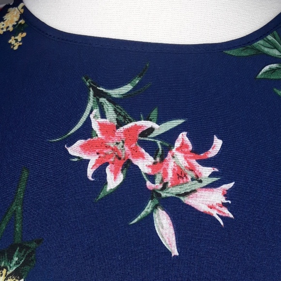 🌟Floral Navy blue top. - Picture 4 of 5